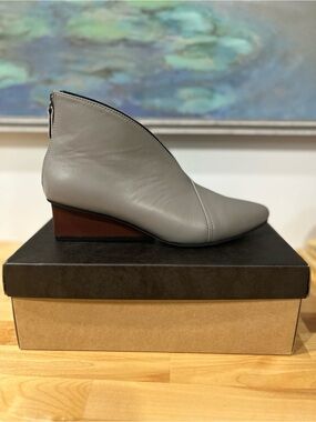 Like New All Black Gray Leather Pointed Shooties. No scuffs or marks on leather